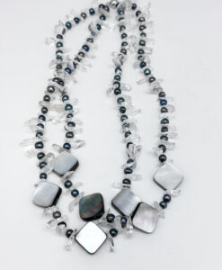 Grå perler. skjell og kvarts