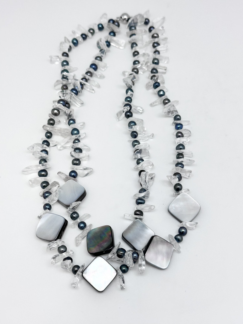 Grå perler. skjell og kvarts