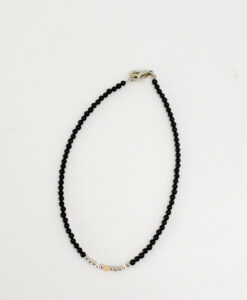 Petit armbånd sort metall og aragonitt