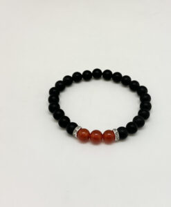 Armbånd med matt sort. rød og zirkon