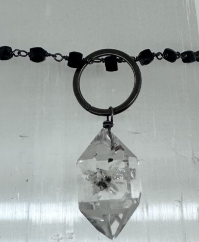 Spinell-kjede med stor Herkimer-diamant