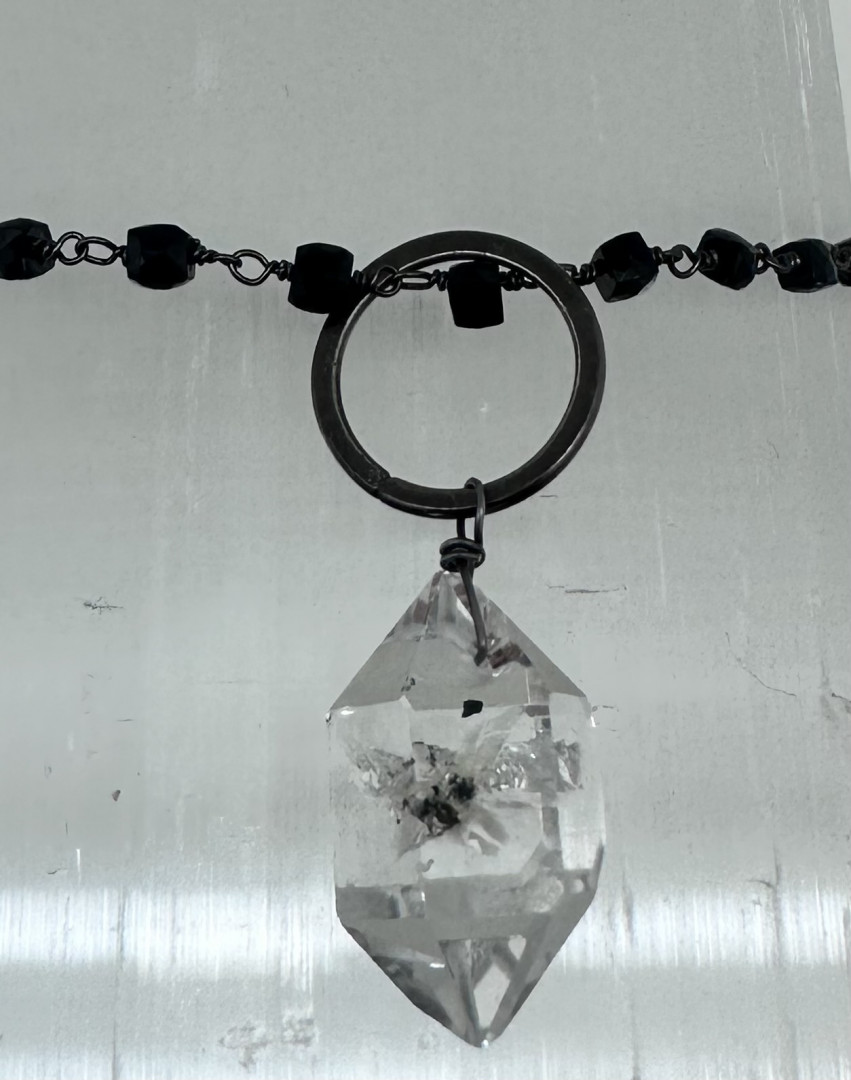 Spinell-kjede med stor Herkimer-diamant