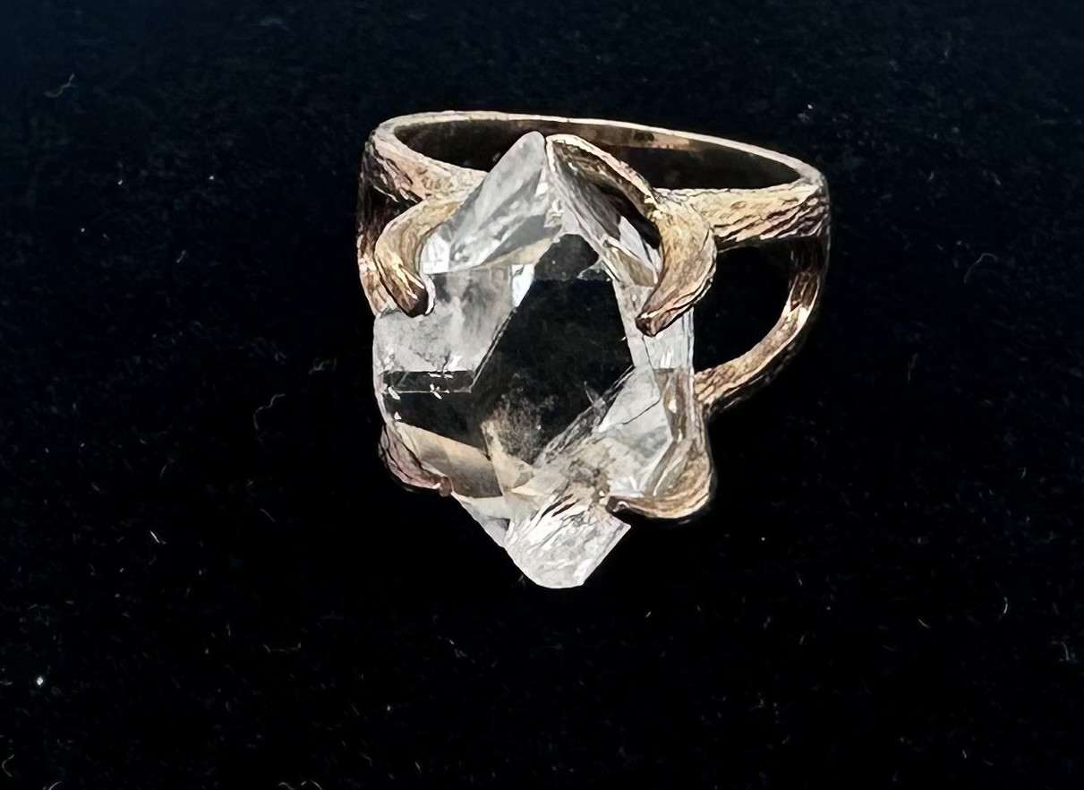Gullring med stor Herkimer-diamant