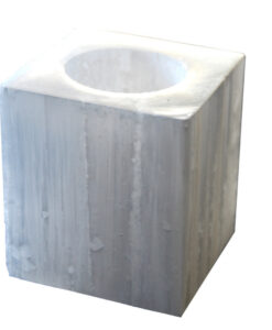 Firkantet polert lysestake i hvit selenitt