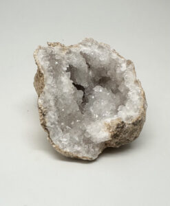 Geode med hvite krystaller