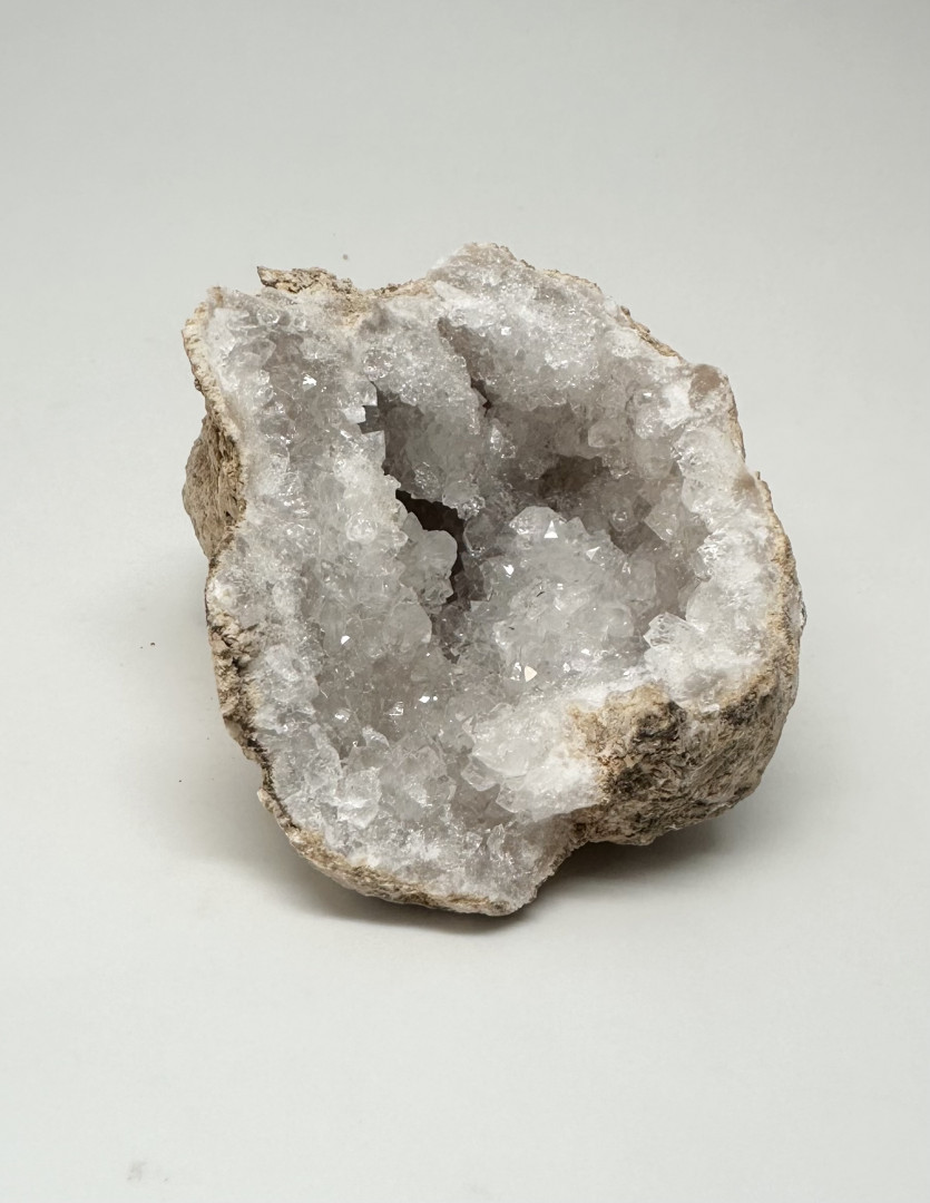 Geode med hvite krystaller