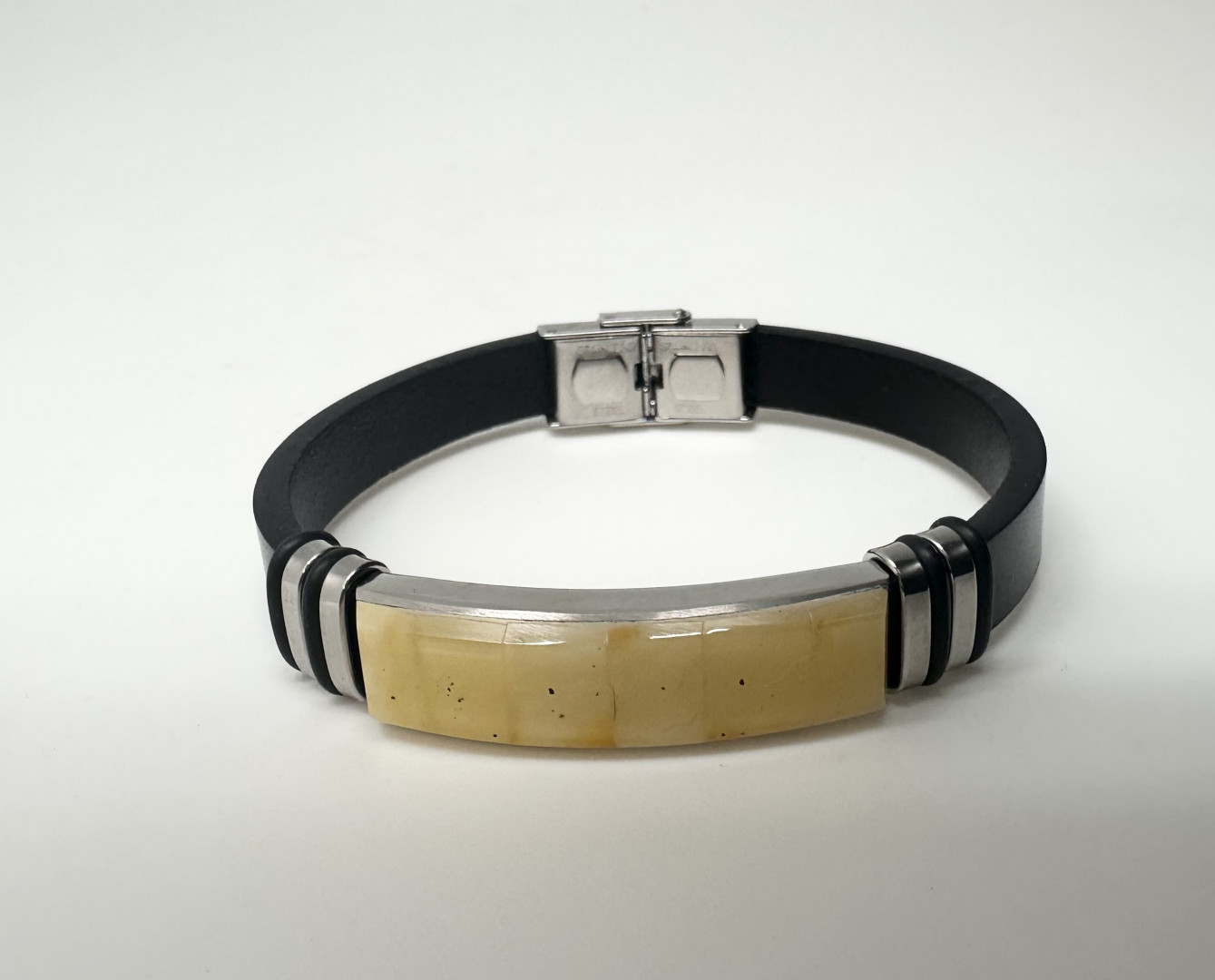 Lærarmbånd med lys gule rav