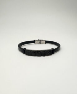 Smalt lærarmbånd med sort rav